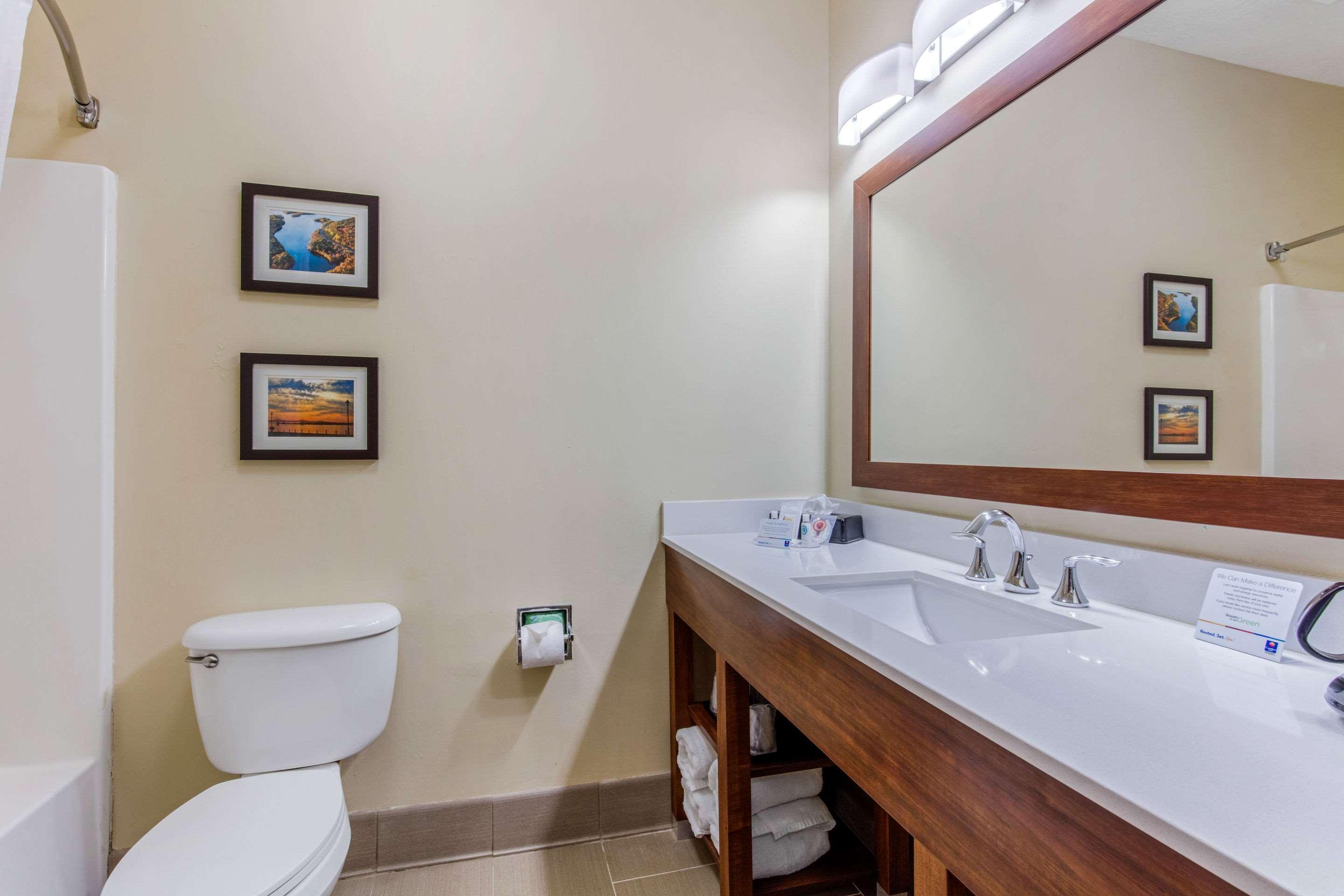 מק'קומב Comfort Inn & Suites מראה חיצוני תמונה