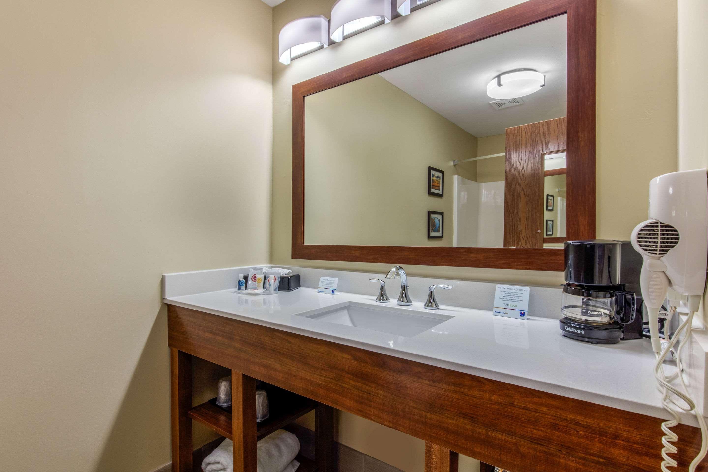מק'קומב Comfort Inn & Suites מראה חיצוני תמונה