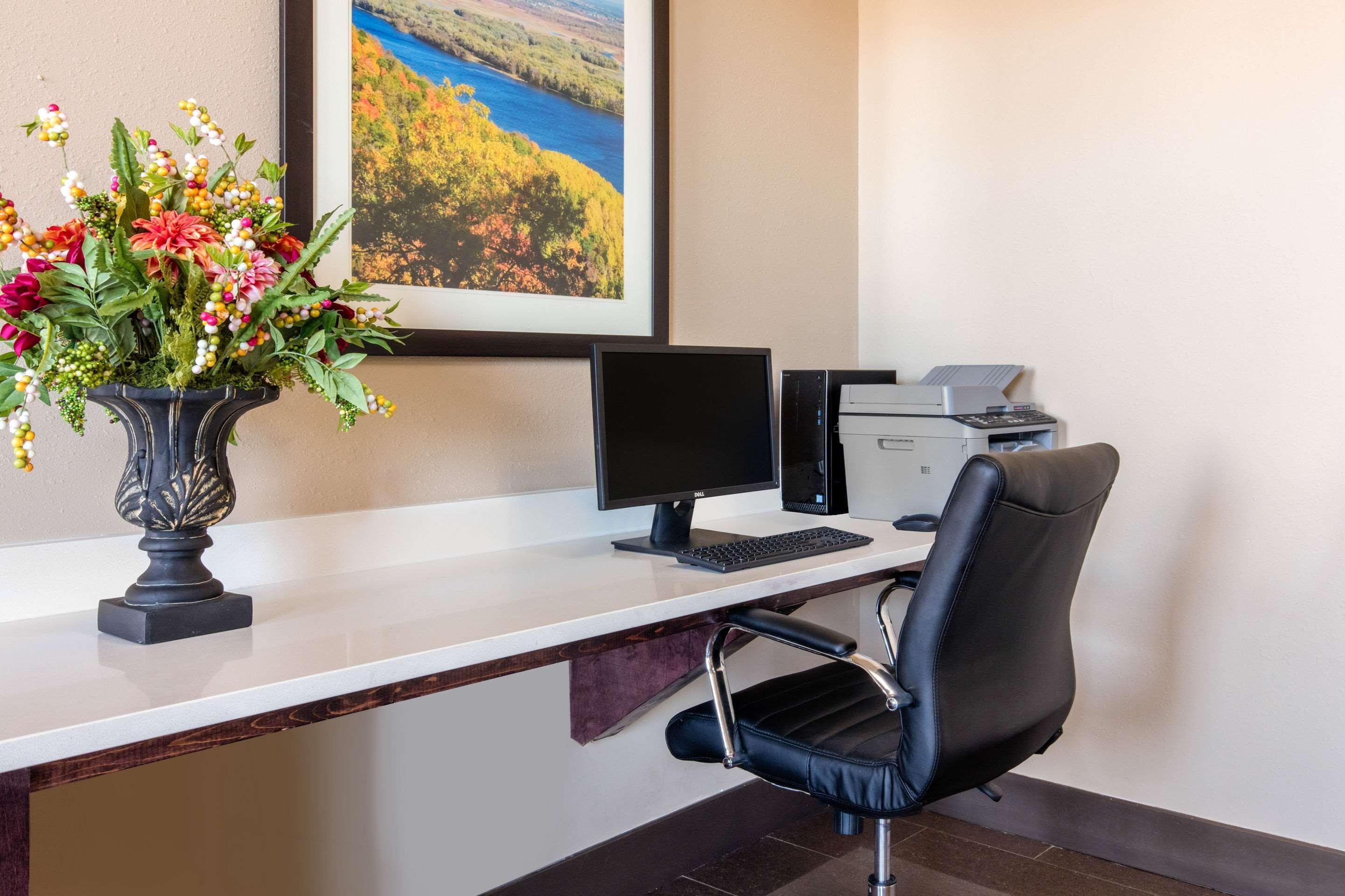 מק'קומב Comfort Inn & Suites מראה חיצוני תמונה