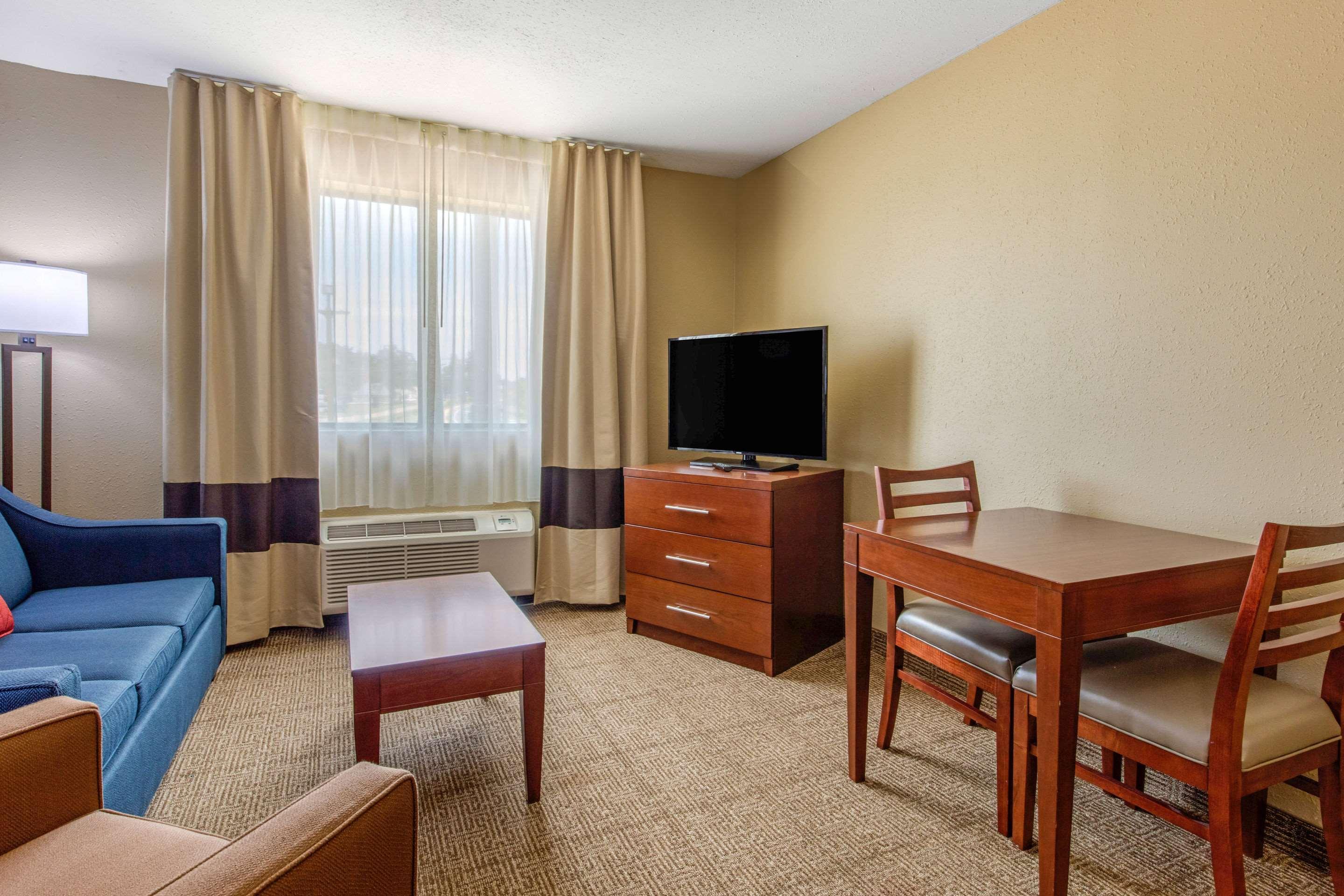 מק'קומב Comfort Inn & Suites מראה חיצוני תמונה