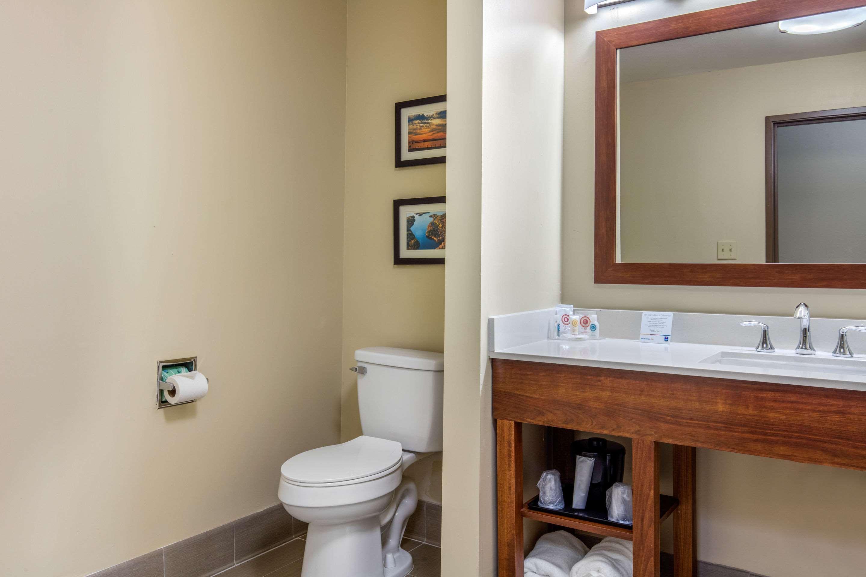 מק'קומב Comfort Inn & Suites מראה חיצוני תמונה