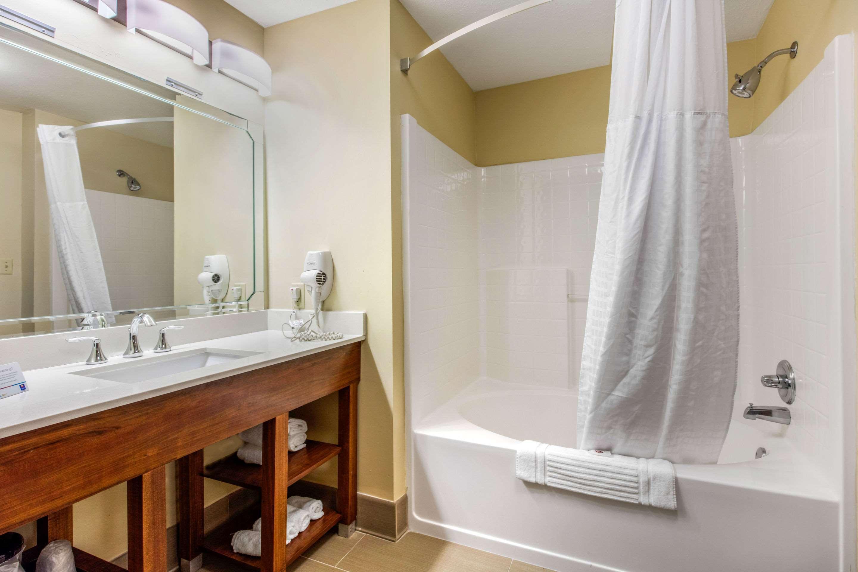 מק'קומב Comfort Inn & Suites מראה חיצוני תמונה